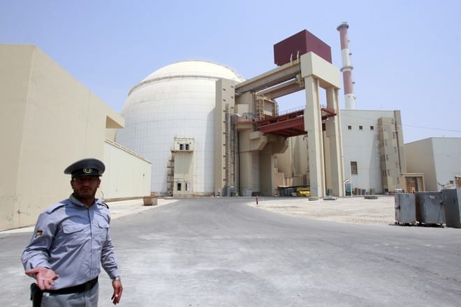 Bên ngoài một cơ sở hạt nhân của Iran /// Reuters