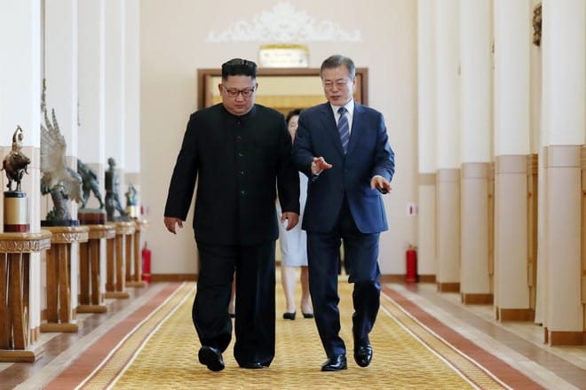 Chủ tịch Triều Tiên Kim Jong-un và Tổng thống Hàn Quốc Moon Jae-in tại nhà khách quốc gia ở Bình Nhưỡng tháng 9.2018 /// Getty