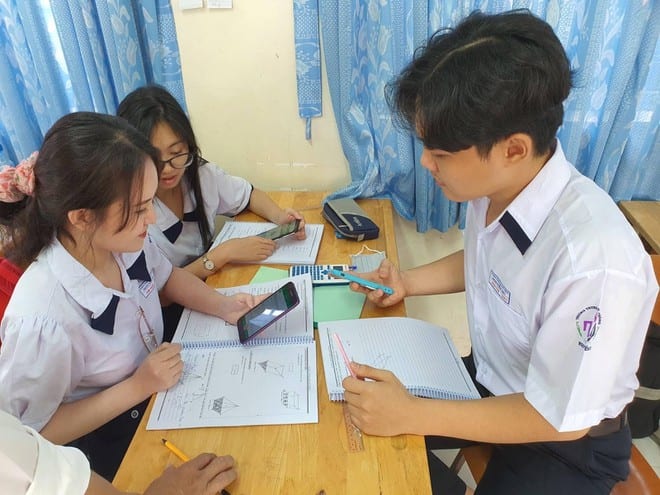 Học sinh Trường THPT Nguyễn Du (Q.10, TP.HCM) sử dụng điện thoại di động trong giờ học /// ẢNH: PHÚ HUỲNH
