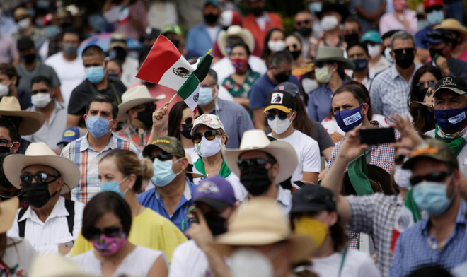 Người dân biểu tình phản đối quyết định của chính phủ Mexico chuyển nước từ đập La Boquilla sang Mỹ, tại bang Chihuahua, miền bắc Mexico ngày 20.9.2020 /// Reuters