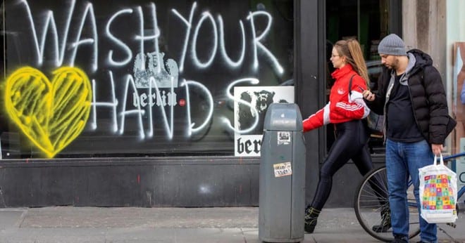 Người dân đi trên đường phố ở khu trung tâm Dublin, thủ đô Cộng hòa Ireland /// AFP