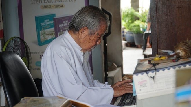 Khâm phục cụ ông 100 tuổi ở Sài Gòn làm việc 10 tiếng/ngày không cần đeo kính - ảnh 3