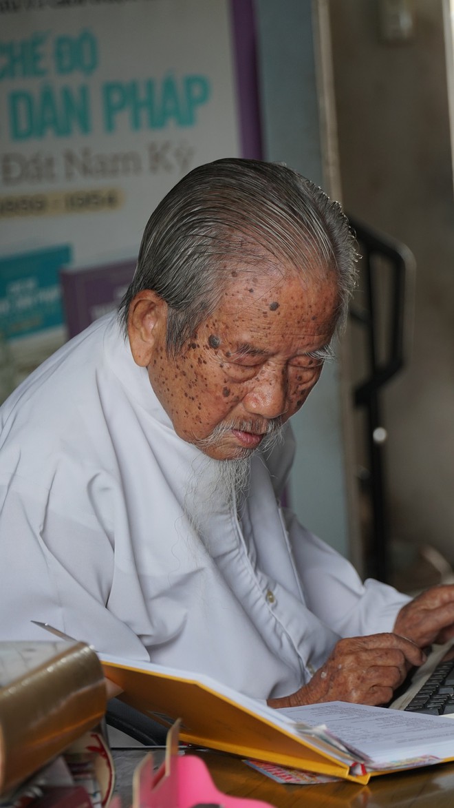 Khâm phục cụ ông 100 tuổi ở Sài Gòn làm việc 10 tiếng/ngày không cần đeo kính - ảnh 2