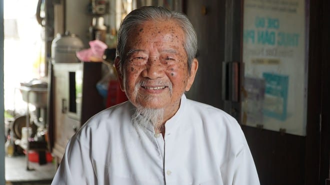 Khâm phục cụ ông 100 tuổi ở Sài Gòn làm việc 10 tiếng/ngày không cần đeo kính - ảnh 1