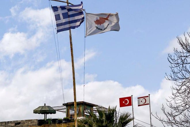 Từ trái sang: Cờ của Hy Lạp, CH Síp, Thổ Nhĩ Kỳ và Bắc Síp (chỉ được Thổ Nhĩ Kỳ công nhận) tại một chốt an ninh ở thủ đô chia cắt Nicosia trên đảo Síp /// AFP