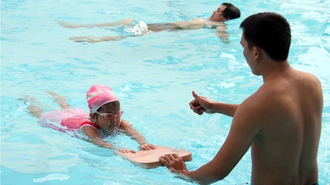Các hoạt động thể thao như bơi lội rất có ích cho sự phát triển toàn diện của trẻ /// Ảnh: Khả Hòa 