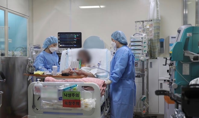 Một bệnh nhân Covid-19 được điều trị tại Hàn Quốc /// Reuters