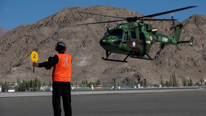 Trực thăng của quân đội Ấn Độ bay tiếp tế cho các đơn vị đồn trú ở Leh, khu vực Ladakh /// Ảnh: Reuters