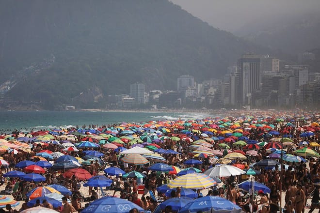 Bãi biển Ipanema ở Rio de Janeiro, Brazil, chật ních người vào ngày 13.9 /// Reuters