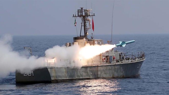 Hải quân Iran hồi tuần rồi nói đã xua đuổi một máy bay Mỹ bay sát khu tập trận đang diễn ra gần eo biển Hormuz /// Reuters