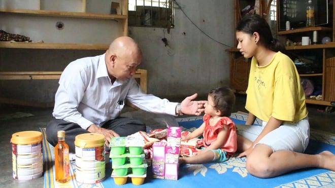 Bác sĩ Tiến cấp dưỡng cho một bé bị hở hàm ếch tại P.Lê Lợi (TP.Kon Tum) /// ĐỨC NHẬT