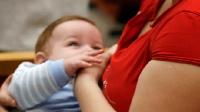 Tổ chức Y tế thế giới khẳng định các bà mẹ nên tiếp tục cho con bú bằng sữa mẹ dù họ có nhiễm Covid-19 /// Reuters