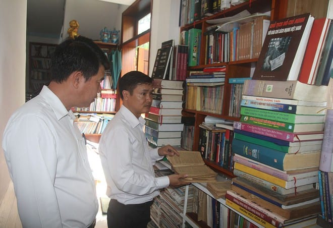Khách vào thư viện của ông Mai Sông Bé (Đồng Nai) tìm đọc sách ẢNH: GIA KHÁNH