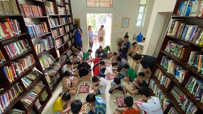 Các em chơi cờ ở thư viện Dương Liễu /// Ảnh: Thư viện Dương Liễu