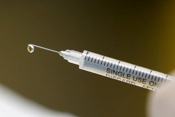 Ngân hàng Thế giới muốn chi 12 tỉ USD phân phối vắc xin COVID-19 ở nước nghèo - Ảnh 1.