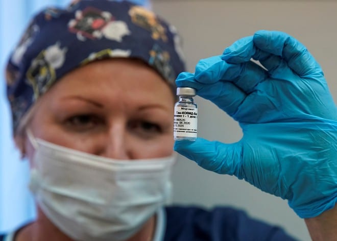 Lọ vắc xin Covid-19 Sputnik-V được dùng cho cuộc thử nghiệm ở Moscow ngày 17.9 /// Reuters