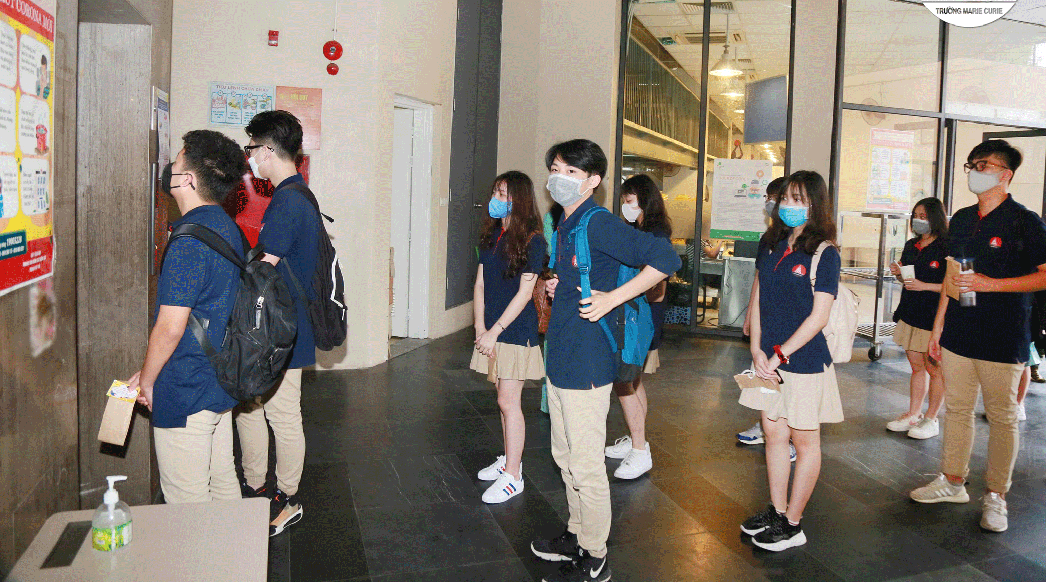Học sinh xếp hàng giãn cách để phòng ngừa dịch bệnh Covid-19 trong trường học /// ẢNH M.C