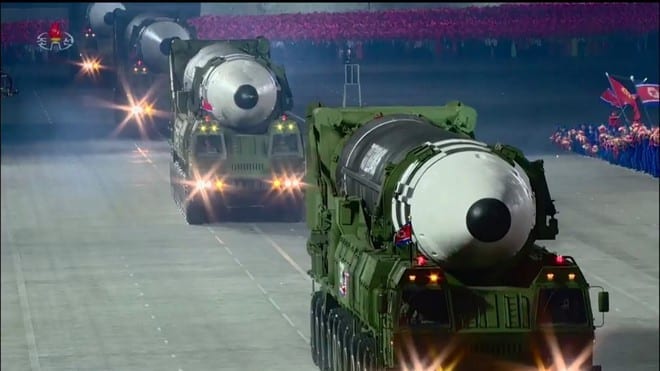 Tên lửa mới của Triều Tiên tại cuộc duyệt binh hôm 10.10 /// AFP