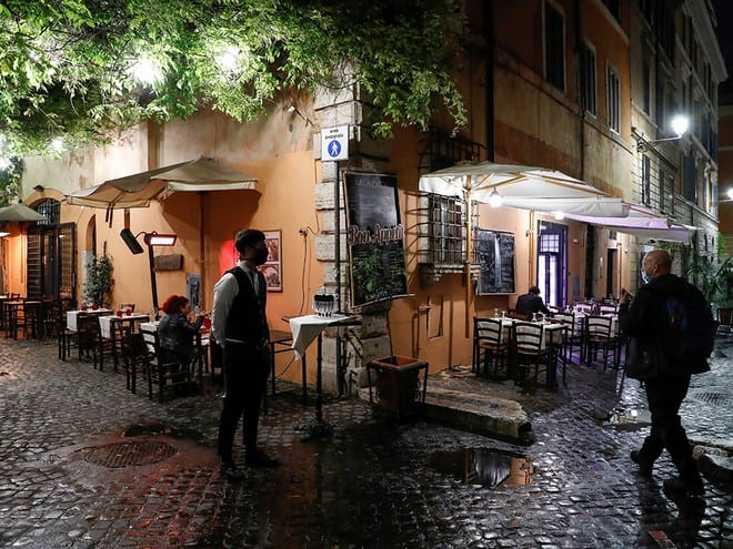 Một nhà hàng lưa thưa khách ở thủ đô Rome (Ý) /// Ảnh: Reuters