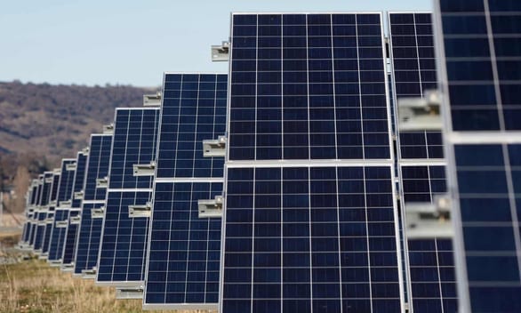 Úc xây dựng cánh đồng điện mặt trời lớn nhất thế giới - Ảnh 3.