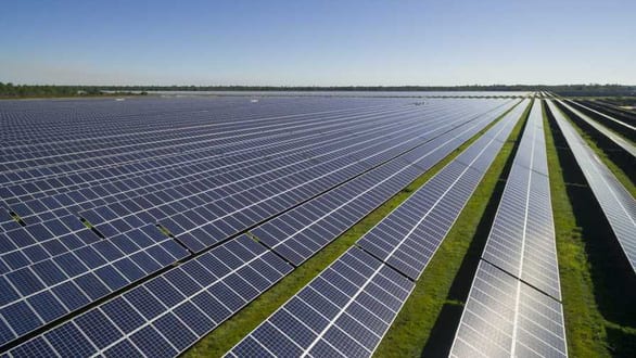 Úc xây dựng cánh đồng điện mặt trời lớn nhất thế giới - Ảnh 1.