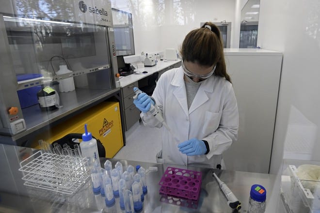 Nhà khoa học làm việc tại một phòng thí nghiệm ở Brazil, nơi thử nghiệm vắc xin Covid-19 do Đại học Oxford và hãng dược AstraZeneca phát triển cho châu Mỹ La tinh /// AFP