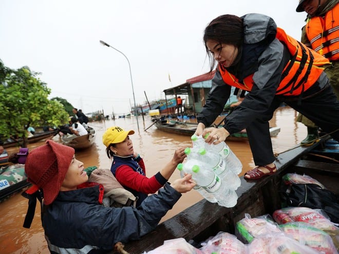 Đoàn công tác xã hội của Báo Thanh Niên tham gia cứu trợ người dân vùng lũ Quảng Trạch, Quảng Bình /// NGỌC DƯƠNG