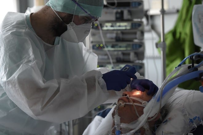 Chăm sóc bệnh nhân Covid-19 tại Bệnh viện đại học Strasbourg ở Strasbourg, Pháp /// AFP