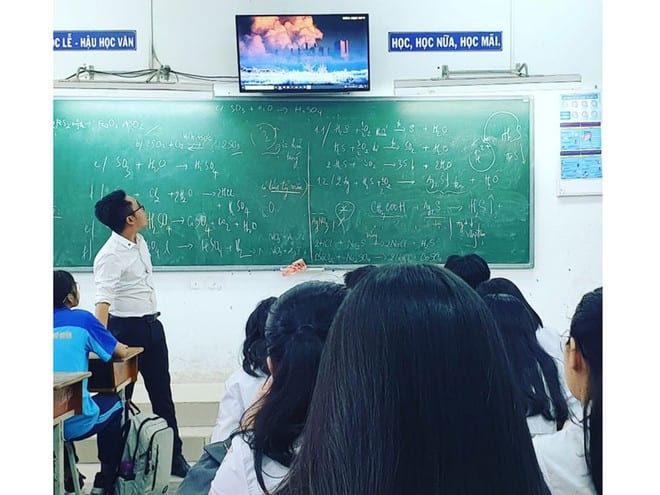 Thầy Lê Thanh cho học trò xem video về mưa a xít trong một bài giảng /// THÚY HẰNG