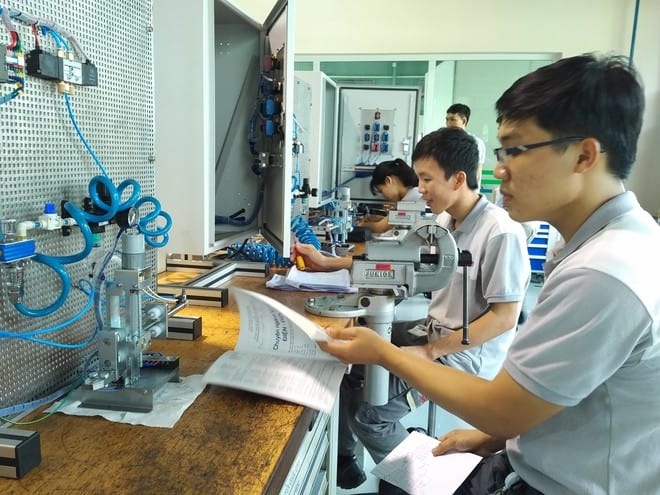 Học viên đang học tại Trung tâm đào tạo nghề kỹ thuật công nghiệp của Bosch Việt Nam /// Ảnh: Đăng Nguyên 