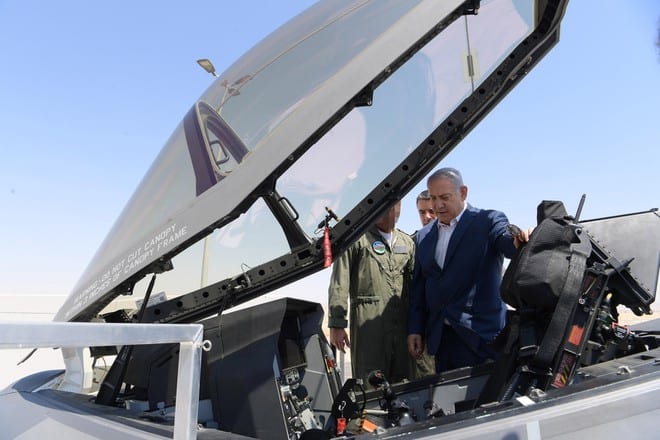 Thủ tướng Israel Benjamin Netanyahu xem xét một chiếc F-35 tại căn cứ Nevatim, tháng 9.2019 /// Bộ Quốc phòng Israel