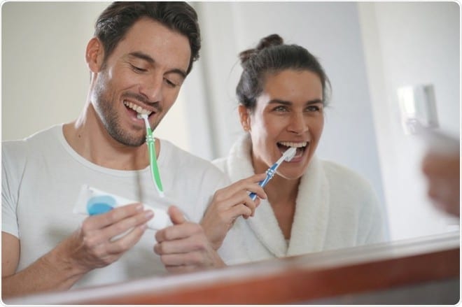 Không phải càng nhiều kem đánh răng thì răng sẽ càng sạch hơn đâu nhé /// Ảnh: Shutterstock