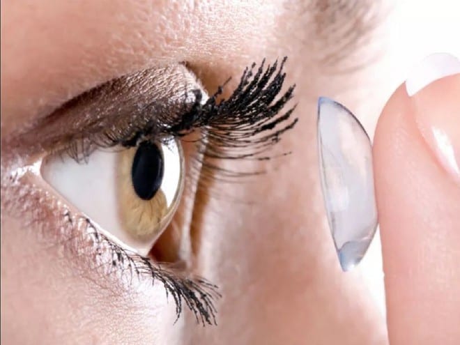 Cô Charlotte Clarkson đã bị mù mắt phải do nhiễm ký sinh trùng lúc mang kính áp tròng /// Ảnh minh họa: Shutterstock