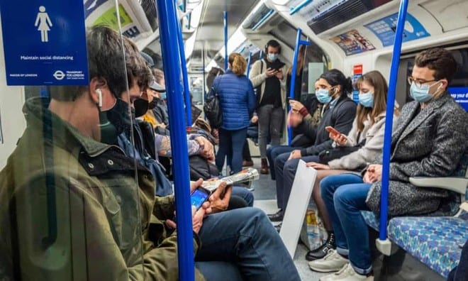 Người dân London đeo khẩu trang trên tàu điện ngầm /// Shutterstock
