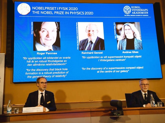 Từ trái sang, trên màn hình: Các nhà khoa học Roger Penrose, Reinhard Genzel và Andrea Ghez /// AFP