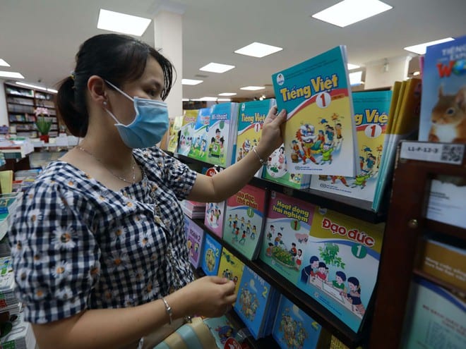 Phụ huynh mua sách tiếng Việt lớp 1 theo chương trình mới /// NGỌC DƯƠNG