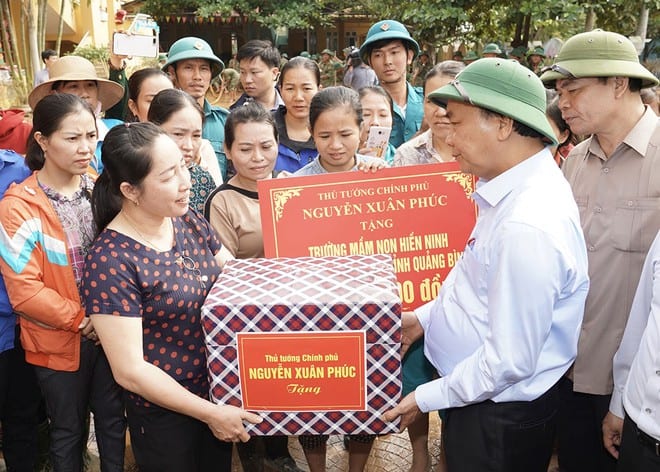 Thủ tướng Nguyễn Xuân Phúc thăm và tặng quà cho Trường mầm non Hiền Ninh (Quảng Bình) /// ẢNH: QUANG HIẾU