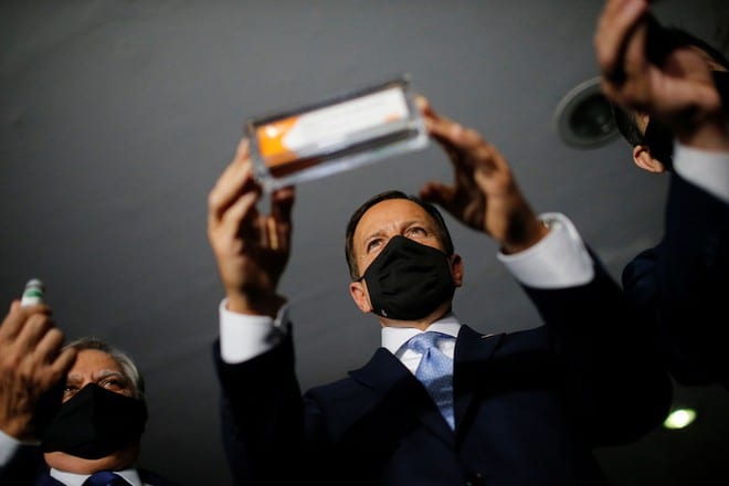 Thống đốc bang Sao Paulo (Brazil) Joao Doria cầm hộp vắc xin Covid-19 CoronaVac /// REUTERS