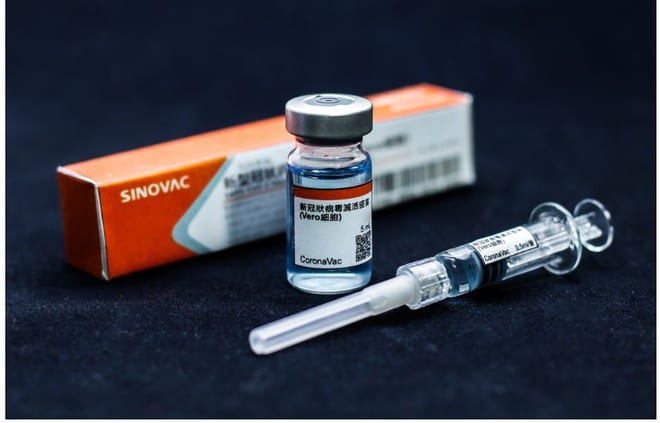 Vắc xin Covid-19 CoronaVac do hãng dược Trung Quốc Sinovac chế tạo /// Chụp màn hình Brazilian.report/