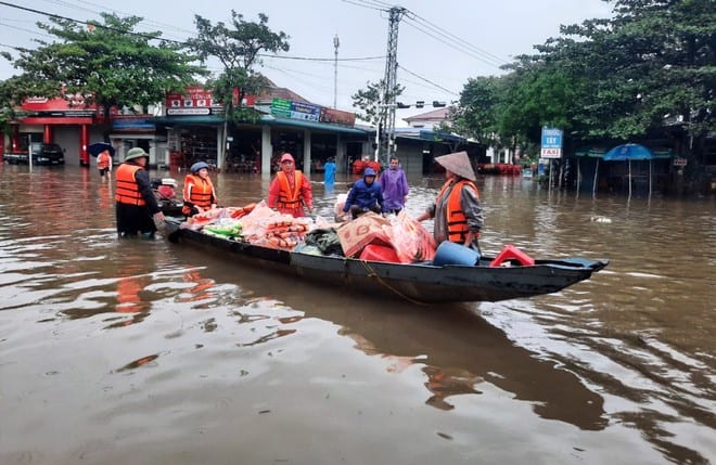 Mưa lũ lịch sử tại Quảng Bình: Sạt lở nhiều nơi, di dời dân khẩn cấp - ảnh 4