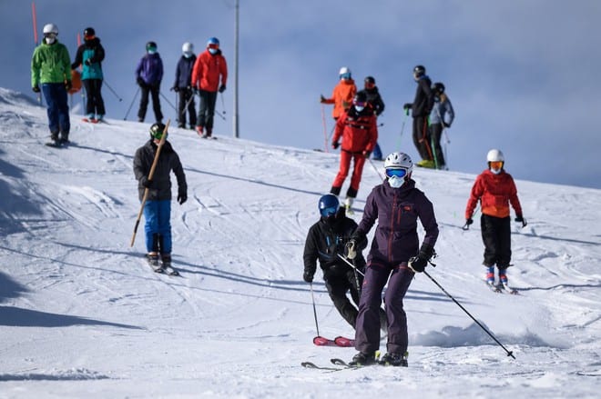 Du khách trượt tuyết tại Thụy Sĩ sau khi dịch vụ này hoạt động trở lại /// AFP