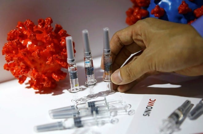 Vắc xin Covid-19 lần đầu tiên được trưng bày tại quầy của hãng Sinovac Biotech (Trung Quốc) tại hội chợ quốc tế ở thủ đô Bắc Kinh hồi tháng 9 /// Reuters