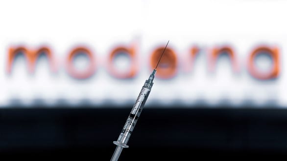 Moderna dự tính bán mỗi liều vắc xin COVID-19 khoảng 25-37 USD - Ảnh 1.