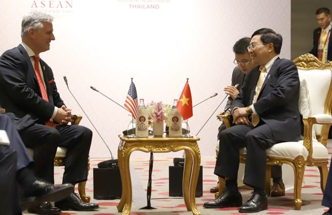 Phó Thủ tướng, Bộ trưởng Ngoại giao Phạm Bình Minh gặp ông Robert O’Brien bên lề Hội nghị thượng đỉnh ASEAN 35 tại Thái Lan tháng 11.2019 /// Ảnh: TTXVN