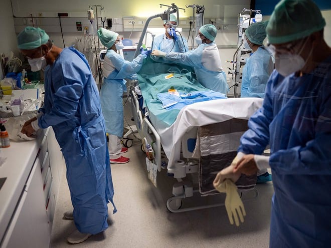 Các nhân viên y tế chăm sóc bệnh nhân Covid-19 tại một bệnh viện ở Pháp /// Ảnh: AFP