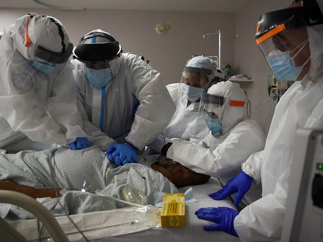 Cấp cứu một bệnh nhân Covid-19 tại Trung tâm y tế United Memorail ở Texas, Mỹ /// Ảnh: Reuters
