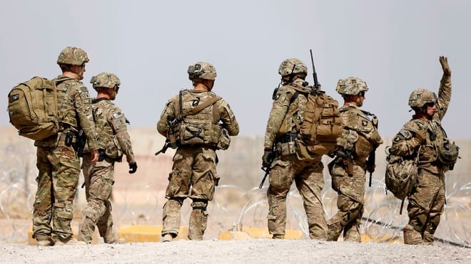 Lính Mỹ bên ngoài căn cứ ở tỉnh Uruzgan, Afghanistan /// Reuters