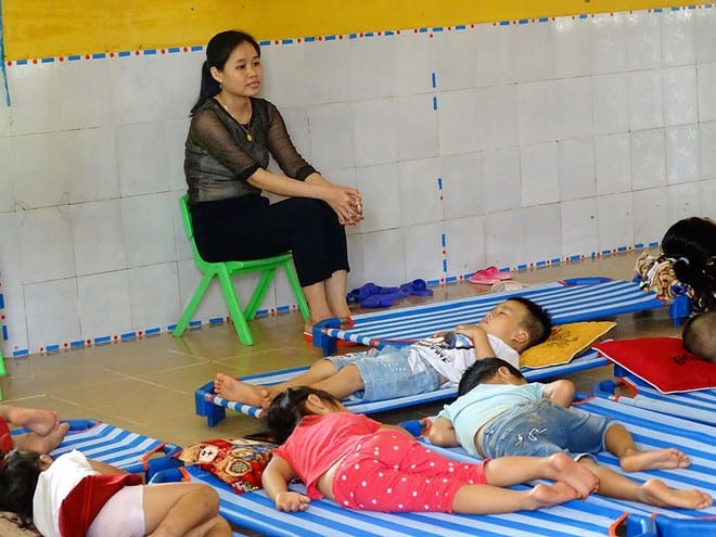 Cô Trần Thị Yên chăm giấc ngủ trưa cho trẻ sau khi HS trở lại trường ngày 19.11 ẢNH: ĐÌNH TOÀN
