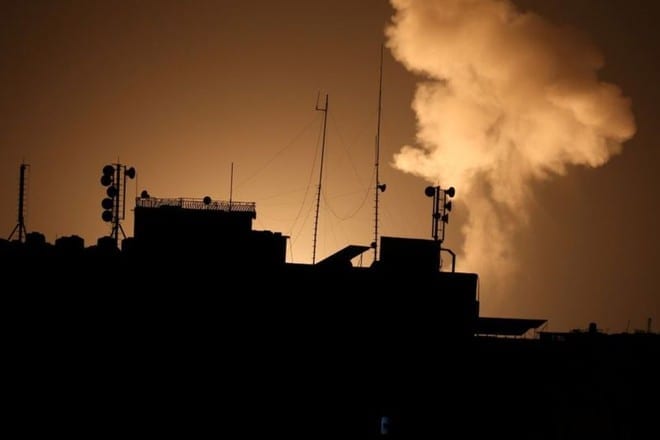 Khói bốc lên từ một cuộc không kích do Israel tiến hành tại Dải Gaza /// Reuters