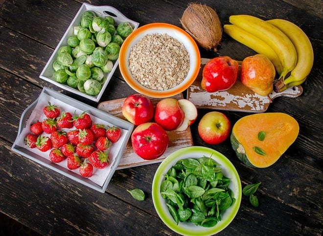 Nam giới trung niên phải chú ý đến một chế độ ăn uống lành mạnh, trong đó ăn nhiều trái cây và rau quả. /// Ảnh minh họa: Shutterstock 